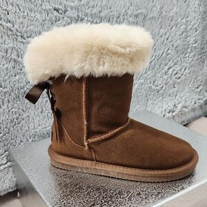 LAMO Girl  Size 2. Brown Suede Boots with Cream Fur Trim